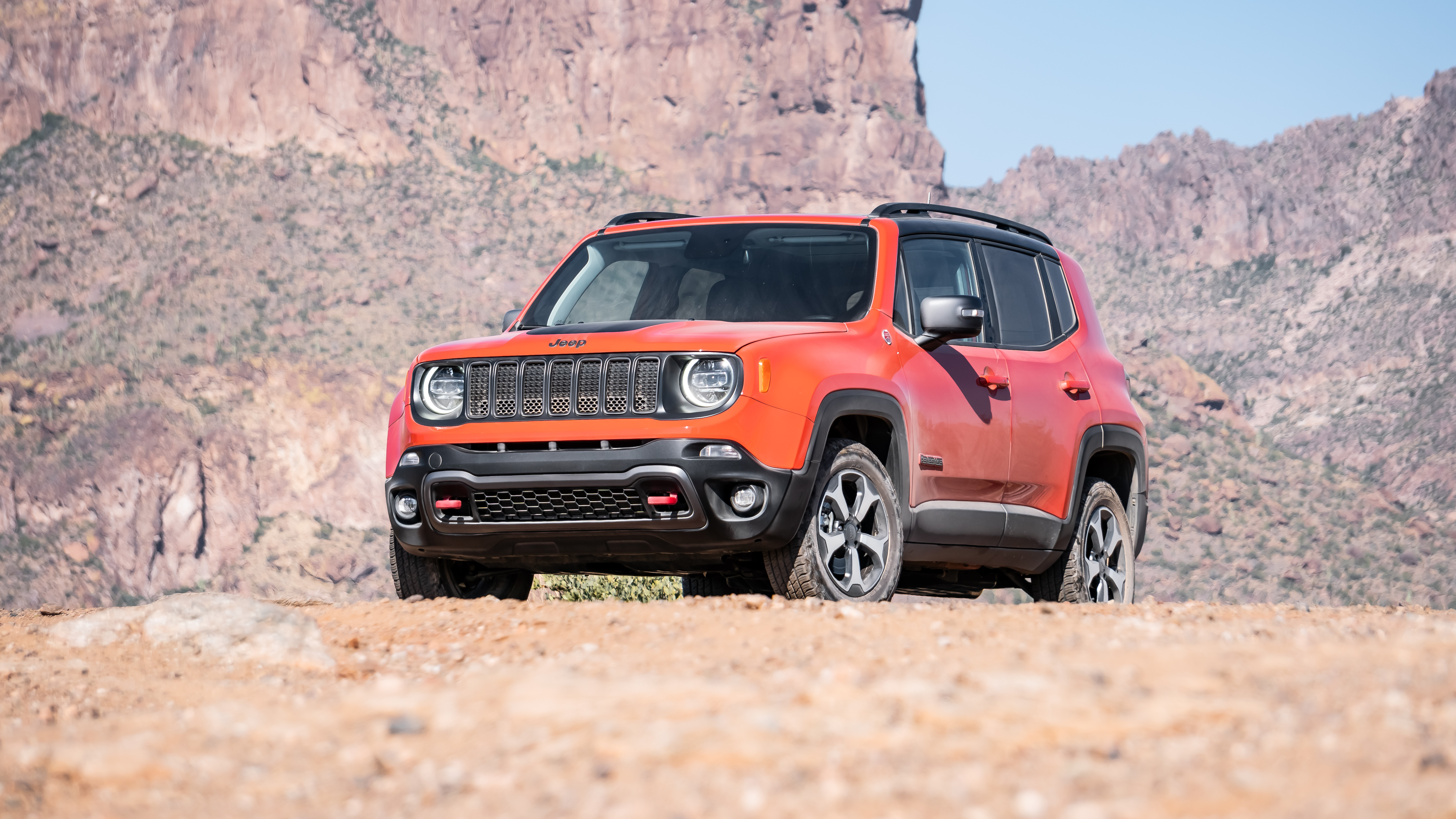 BEST OF BOTH WORLDS: 2019 JEEP RENEGADE TRAILHAWK 4X4