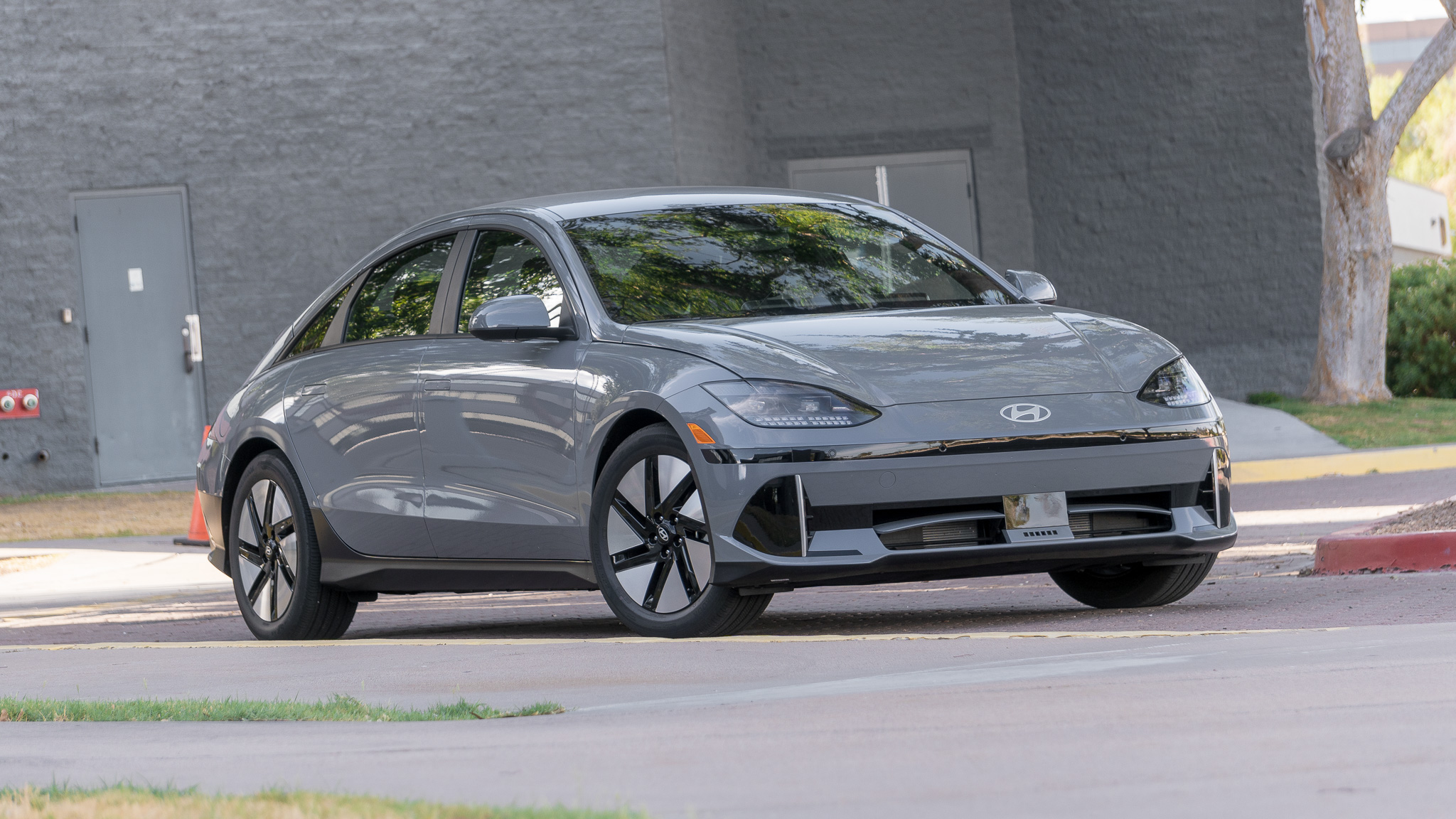 2024 HYUNDAI IONIQ 6 SE LONG RANGE GOES THE EXTRA MILE
